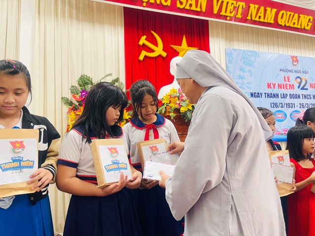 Ban Từ thiện Xã hội Tp. Quy Nhơn trao tặng học bổng tiếp sức đến trường